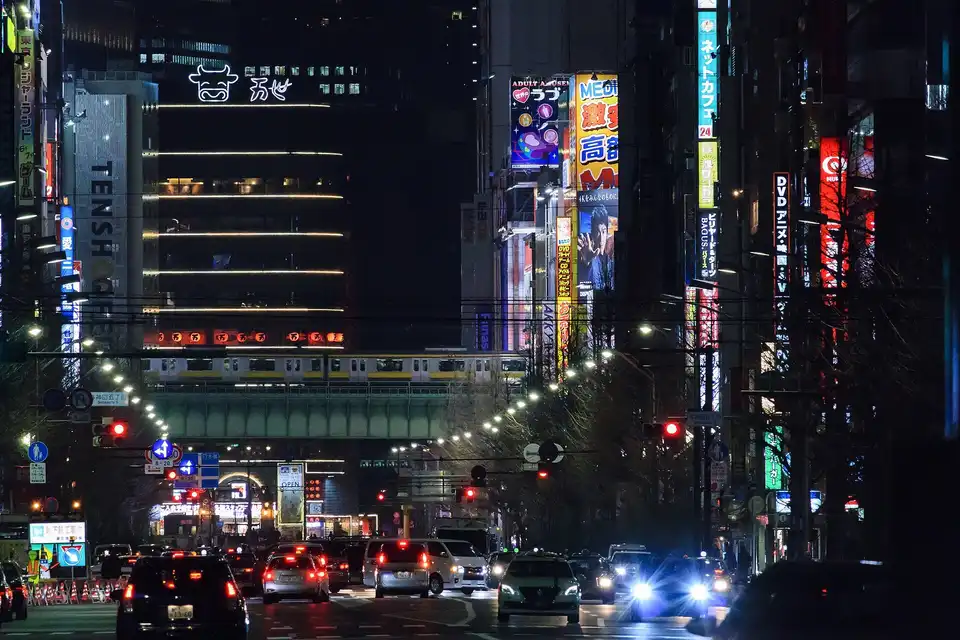 夜の秋葉原の中央通り（南側）